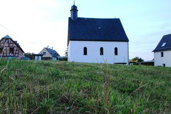 Kapelle Neuensalz: Gemeinde sichert sich Vorkaufsrecht für benachbartes Grundstück - Die Wiese vor der Kapelle Neuensalz kauft jetzt doch die Gemeinde.
