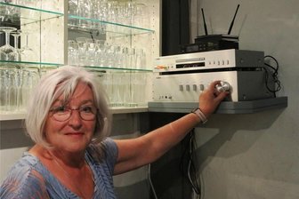 Kapelle Neuensalz startet in diesem Jahr als Kulturstätte im Vogtland wieder richtig durch - Die alte Audioanlage, die Martina Röber hier in Gang setzt, hat bald ausgedient.