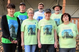 Kapellenberg Schönberg: Neue Turmwächter planen erstmals ein Winterfest - Sieben der elf ehrenamtlichen Turmwächter des Kapellenbergs waren zum Fototermin am Samstag im Schönberger Park dabei. 