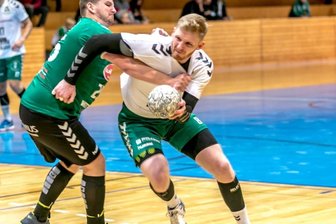 Kapitän bringt HSG auf Kurs - Durchgesetzt: Wie im Vorjahr haben die Handballer der HSG um Ondrej Simunek (r.) zum Saisonauftakt in Wittenberg gewonnen. Der 29-jährige Tscheche war dabei eine Stütze der starken Freiberger Abwehr.