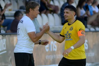 Kapitän des VfB Auerbach stärkt seiner Mannschaft den Rücken und wehrt sich gegen Vorwürfe - Trainer Sven Köhler (links) und Kapitän Amer Kadric sind sich einig: Der VfB Auerbach zeigt nicht nur im Training vollen Einsatz. Auch, wenn das die Ergebnisse gerade nicht widerspiegeln.