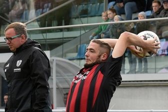 Kapitän hat weiterhin Hoffnung - Einwürfe statt Paraden: Andreas Hönig rückt im Heimspiel gegen Pirna-Copitz wohl wieder in die Abwehr, nachdem er in Radebeul im Tor gestanden hatte.
