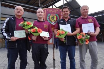 Kapitän holt 66 Medaillen auf Landesebene - Vier der Ausgezeichneten der Schützengilde Oelsnitz: Klaus Posselt erhielt die Ehrennadel des Sächsischen Schützenbundes in Silber, Nick Nößler die Ehrennadel des Sächsischen Schützenbundes in Bronze, Aron Fläschendräger die Ehrennadel des Landessportbundes in Silber und Roland Eichhorn die Ehrennadel des Landessportbundes in Bronze (von links). 