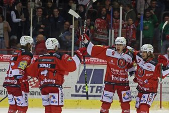 Kapitän krönt Tor-Spektakel - Schon im ersten Drittel herrschte am Sonntag in Crimmitschau gute Laune auf dem Eis und auf den Rängen. Hier feiern Mathieu Lemay, Filip Reisnecker, Felix Thomas und Timo Gams (von rechts) ein Tor. 