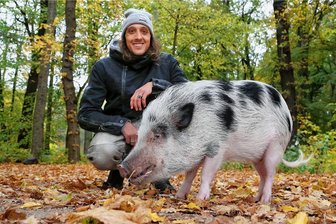 Kapitän Patrick Pohl verlässt die Eispiraten: Auch Hausschwein "Pumba" muss mit umziehen - Sie waren oft im Sahnpark anzutreffen: Patrick Pohl und Hausschwein "Pumba." 