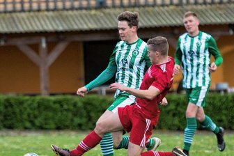 Kapitän sorgt für ersten Auswärtssieg - Konstantin Lange (v.) vom SSV Königshain-Wiederau, hier im Zweikampf mit dem Langhennersdorfer Nico Kindler, hatte die Chance, die Führung auszubauen. Am Ende siegte der Aufsteiger dennoch verdient. 