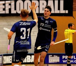 Kapitän stellt Weichen auf Sieg - Fighters-Kapitän Hannes Langenstraß (Nr. 21) markierte gegen Schenefeld das zwischenzeitliche 2:1.