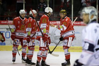 Kapitän Tobias Lindberg zur Lage bei den Eispiraten Crimmitschau: „Es reicht nicht mehr aus, über unser Potenzial zu reden“ - Kapitän Tobias Lindberg (mit dem goldenen Helm) gibt auf dem Eis oft die Anweisungen.