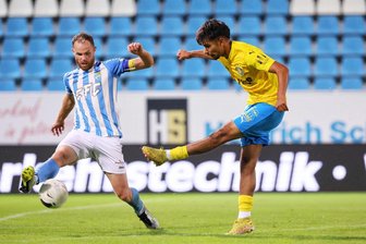 Kapitän Tobias Müller nach dem ersten Saisonsieg des Chemnitzer FC: "Wir haben das schon gefeiert" - Kämpferisch starker Anführer einer jungen und engagierten Truppe: CFC-Kapitän Tobias Müller (links, hier im Zweikampf mit Osman Atilgan von Lok Liepzig).