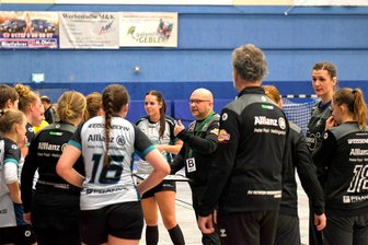 Kapitänin des SV Rotation: „Das war wie ein kleiner Neustart“ - Gutes Teamwork: Daniel Mombree, der neue Trainer der Rotation-Damen, hat die Mannschaft in Bischofswerda wieder auf Erfolgskurs gebracht. Kapitänin Julia Kiulies (M.) ging dabei mit 14 Toren voran.