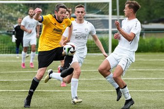 Kapitänswechsel kurz vor Anpfiff: Frankenberger Fußballer müssen improvisieren - Clevere Gäste: Hier behauptet sich der Mülsener Michael Herbst (l.) gegen das Barkas-Duo Tom Kunze und Elias Grunewald (r.).