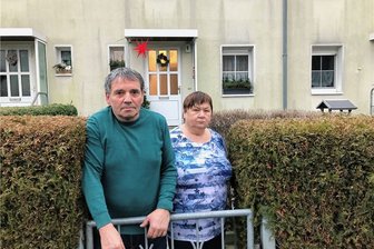 Kappt die Wohnungsgenossenschaft Freiberg ihre eigenen Wurzeln? - Ramona und Siegfried Banajanz wohnen in einem der Reihenhäuser an Feldstraße und Johannes-R.-Becher-Weg. Sein Vater habe das Haus 1957 mit gebaut, sagt der 70-Jährige: "Die Gebäude sind die Wurzeln der Genossenschaft." 