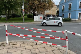 Kaputt, zugewuchert, beklebt, bröckelnd: Vier Probleme, die Oelsnitz angehen will - Zum x-ten Mal durch einen Unfall ramponiert wurde das Schutzgeländer an der Kreuzung an der Sparkasse in Oelsnitz.
