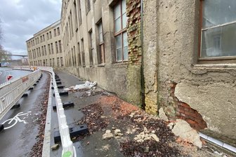 „Kaputte Fassade, aber auf dem Dach Solar?“ - In Reichenbach sorgt eine Straßensperrung für Kopfschütteln - Blickpunkt Heinsdorfer Straße. Fußweg und Teile der Fahrbahn wurden gesperrt, da von der Fassade Gefahr ausgeht. Massive Teile sind bereits herabgestürzt. An einigen Stellen hat die Witterung Teile des Ziegelverbunds pulverisiert.