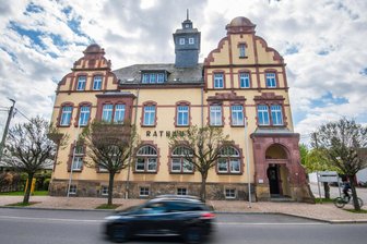 Kaputte Fassade, falsche Fenster, fehlende Handwerker: Sanierung des Rathauses Neukirchen wird zur Geduldsprobe - Mit den geplanten 300.000 Euro für die Sanierung des Rathauses wird die Gemeinde Neukirchen nicht auskommen.