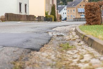 Kaputte Hauptstraße: Dorf im Erzgebirge steckt tief im Buckelpisten-Dilemma - Die teilweise kaputte Hauptstraße in Gornsdorf. Das Ärgernis dieses Flickenteppichs nervt nun schon viele Jahre.