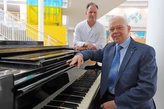 Kaputte Hüfte: Wie Tanzlehrer Lutz Richter dennoch seinen Optimismus zurückbekam - Liebe zu Tanz und Musik: Dank der Fähigkeiten von Chefarzt Peik Mutze (l.) kann Tanzlehrer Lutz Richter weiter seiner Leidenschaft nachgehen.