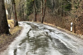Kaputte Kreisstraße bei Burkhardtsgrün wird im Sommer gebaut - Die Straße Bobenneukirchen-Burkhardtsgrün an der Stauhaltung Schlegelmühle, wo im Juli 2021 Hochwasser stand.