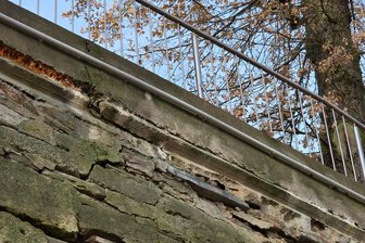 Kaputte Stadtmauer in Adorf: Schon ab Januar wird angepackt - Die Stadtmauer hinter der Michaeliskirche in Adorf muss aufwendig saniert werden.