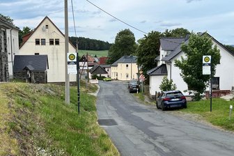 Kaputte Straße im Vogtland: Bau nach jahrelangem Warten in Sicht - Die Ortsdurchfahrt Eichigt ist oft eng und in schlechtem Zustand. Ab 2026 soll sie in drei Bauabschnitten saniert werden.