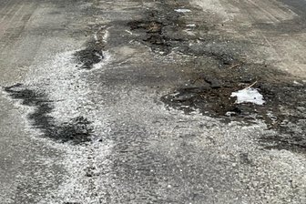 Kaputte Straße im Vogtland: Kreis und Gemeinden „weit auseinander“ - Der Zustand der Ex-Kreisstraße Ottengrün-Sachsgrün ist schlecht. Es gibt Gesprächsbedarf.