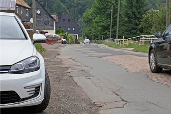 Kaputte Straßen: Landtag nimmt Petition der Mülsener wieder auf - Flickschusterei mit Methode: Die Wildenfelser Straße in Mülsen ist ein Trauerspiel. 
