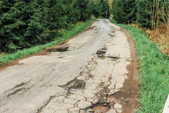 Kaputte Waldstraße zwischen Unterheinsdorf und Waldkirchen holt den Schlaglochteufel-Preis - Der Preisträger: Die Waldstraße zwischen Unterheinsdorf und Wald-kirchen.