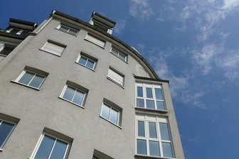 Kaputter Fahrstuhl und Wasserschaden im Keller: Mieter in Zwickau fühlen sich im Stich gelassen - Leipziger Straße 133 in Zwickau: Mieter klagen über Mängel im Haus.