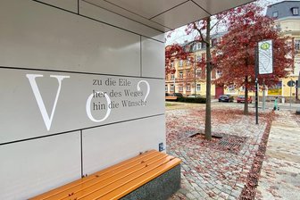 In Mittweida am Tzschirnerplatz hat Künstler Jens Ossada einen Schriftzug gestaltet. Der ist beschädigt worden.