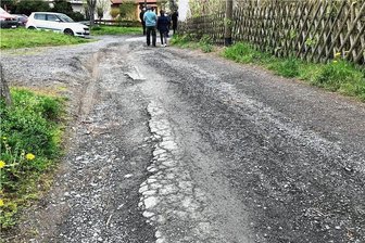 Kaputter Weg in Taltitz: Fährt der Bierlaster bald nicht mehr zum Sportlerheim? - Einer der schlechtesten Straßenabschnitte von Taltitz befindet sich am Sportgelände des TSV. 
