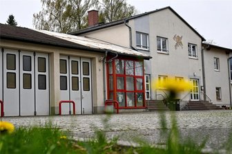 Kaputtes Dach am Feuerwehrgerätehaus Claußnitz zwingt zum Handeln - Weil das Dach des Feuerwehrgerätehauses in Claußnitz undicht geworden ist, muss es jetzt neu gedeckt werden.