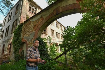 "Kaputtes Dach für Passanten gefährlich" - Bauamtschef Hannes Langen steht vor dem Torbogen des Gutes, der unter Denkmalschutz steht. 