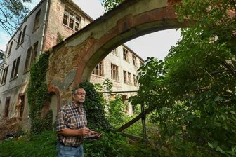 "Kaputtes Dach für Passanten gefährlich" - Bauamtschef Hannes Langen steht vor dem Torbogen des Gutes, der unter Denkmalschutz steht.