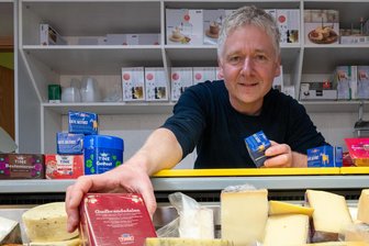 Karamellkäse macht süchtig: Wie Käse-Ole aus Chemnitz Norwegen-Fans in Verzückung bringt - Ole Friedel in seiner „Käse-Theke“ an der Limbacher Straße in Chemnitz.