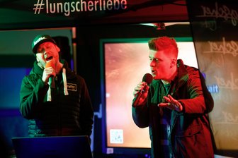 Karaoke in Oberlungwitz: Sogar der Bürgermeister greift zum Mikrofon - Bürgermeister Thomas Hetzel (links) beim Karaoke-Auftritt zusammen mit Ron Richter.