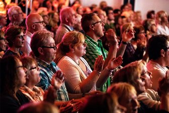 Karaoke mit allen: Ohrwurmsingen im Alten Gasometer Zwickau - Der Mitsing-Abend ist prima geeignet für Freunde und Bekannte. Und wer solo kommt, findet rasch Anschluss.