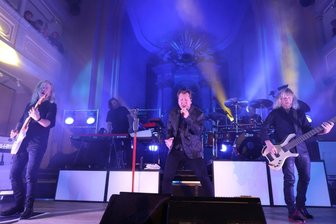Karat in Freiberg: Ostrock-Abend im 2G-Modus - Karat brachte beim Konzert am Donnerstagabend in der Freiberger Nikolaikirche vor 600 Fans die Halle zum Beben.