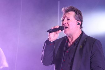 Karat schafft Wohnzimmer-Atmosphäre auf Waldbühne im Erzgebirge: Warum ein Fan 30 Konzerte im Jahr besucht - Karat-Frontmann Claudius Dreilich auf der Waldbühne in Schwarzenberg.