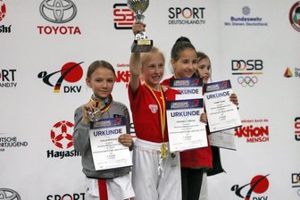 Karate: DM-Silber ist für Rochlitzerin großer Ansporn - Stella Rohland (l.) hat bei der Deutschen Schülermeisterschaft Silber gewonnen.