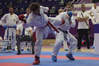 Karate: Erzgebirger gewinnt Gold bei Europameisterschaft - Nils Fiedler (r.) gewann alle seine drei Kämpfe im Mixed-Team.