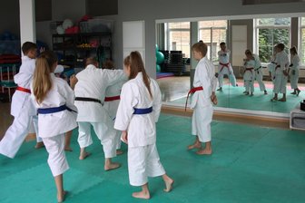 Karate: Spiegelwand hilft Crimmitschauer Talenten vor der Deutschen Meisterschaft - In Vorbereitung auf die Deutsche Meisterschaft nutzt Crimmitschaus Trainer Holger Heine auch die Möglichkeit, den jungen Karateka vor einer Spiegelwand die richtigen Fußstellungen zu zeigen.