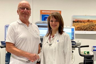 Kardiologie bekommt junge Ärztin: Herzschrittmacher-Patienten können weiter im Krankenhaus Zschopau betreut werden - Dr. Jürgen Atmanspacher mit seiner Kollegin Dr. Silvia Schneider, die ab Januar in Zschopau die kardiologische Sprechstunde übernimmt.
