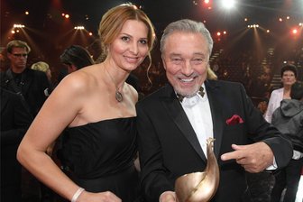 Karel Gott: Zum Todestag des Prager "Biene Maja"-Sängers dürfen sich die Fans auf eine Überraschung freuen - Der tschechische Sänger Karel Gott, hier neben seiner Frau Ivana, hat 2017 in Leipzig die "Goldene Henne" für sein Lebenswerk erhalten.