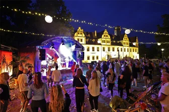 Karibische Tage in Glauchau: Salsa-Fans feiern vor traumhafter Kulisse - Der Salsa-Band „Latino total“ gelang es, das Publikum zum Tanzen zu bringen. Wie der Drummer verriet, hatte er selbst mal in Glauchau gelebt.