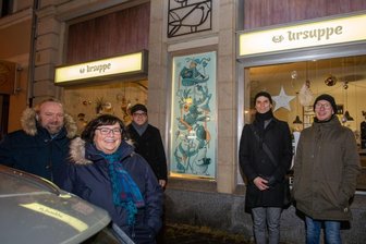 Karikatur im Schaufenster der Ursuppe - 