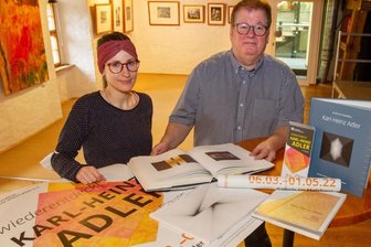 Karl-Heinz Adlers Kunst soll neu entdeckt werden - Malzhaus-Galeristin Julia Blei und Wilfried Hub, der Vorsitzende des Kunstvereins Plauen-Vogtland, holten die Ausstellung mit Werken Karl-Heinz Adlers nach Plauen - am Sonntag, 6. März, wird die Schau eröffnet. 