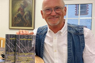Karl-Heinz Binus schreibt Erzgebirgskrimi über Windkraft: „Das ist sehr nah dran an unserer Realität“ - Karl-Heinz Binus bei der Premiere seines neuen Kriminalromans „Erzgebirgsstürme“.