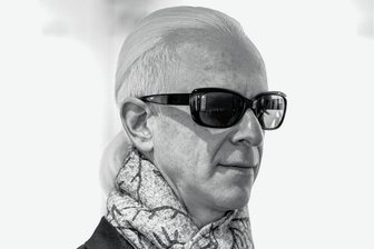 Karl Lagerfeld: Ein Doppelgänger macht im Vogtland von sich reden - Prüfender Blick in den Spiegel bei Fielmann in Reichenbach. Yogev Shetrit pflegt in der Öffentlichkeit seine Ähnlichkeit mit Karl Lagerfeld. 