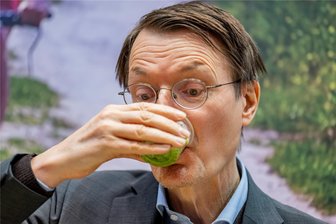 Karl Lauterbach in Chemnitzer Café: Was bestellte der Gesundheitsminister in der Schokoladenbar? - Mit Personenschützer, aber ohne Vorkoster unterwegs. Bundesgesundheitsminister Karl Lauterbach.