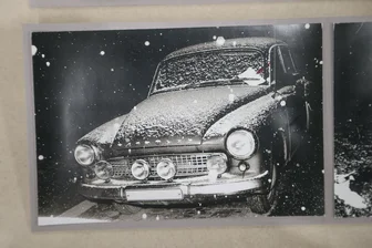Karl-Marx-Stadt 1980/81: Wie zwei Erzgebirger mit der Stasi Katz und Maus gespielt haben - Foto aus der Akte: Auch an diesem Auto steckt ein Flugblatt, das von den Lehrlingen stammt.